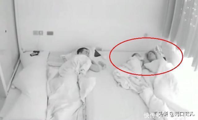 监控下11个月宝宝,半夜自己爬起来喝奶睡觉,网友:这是小天使吧