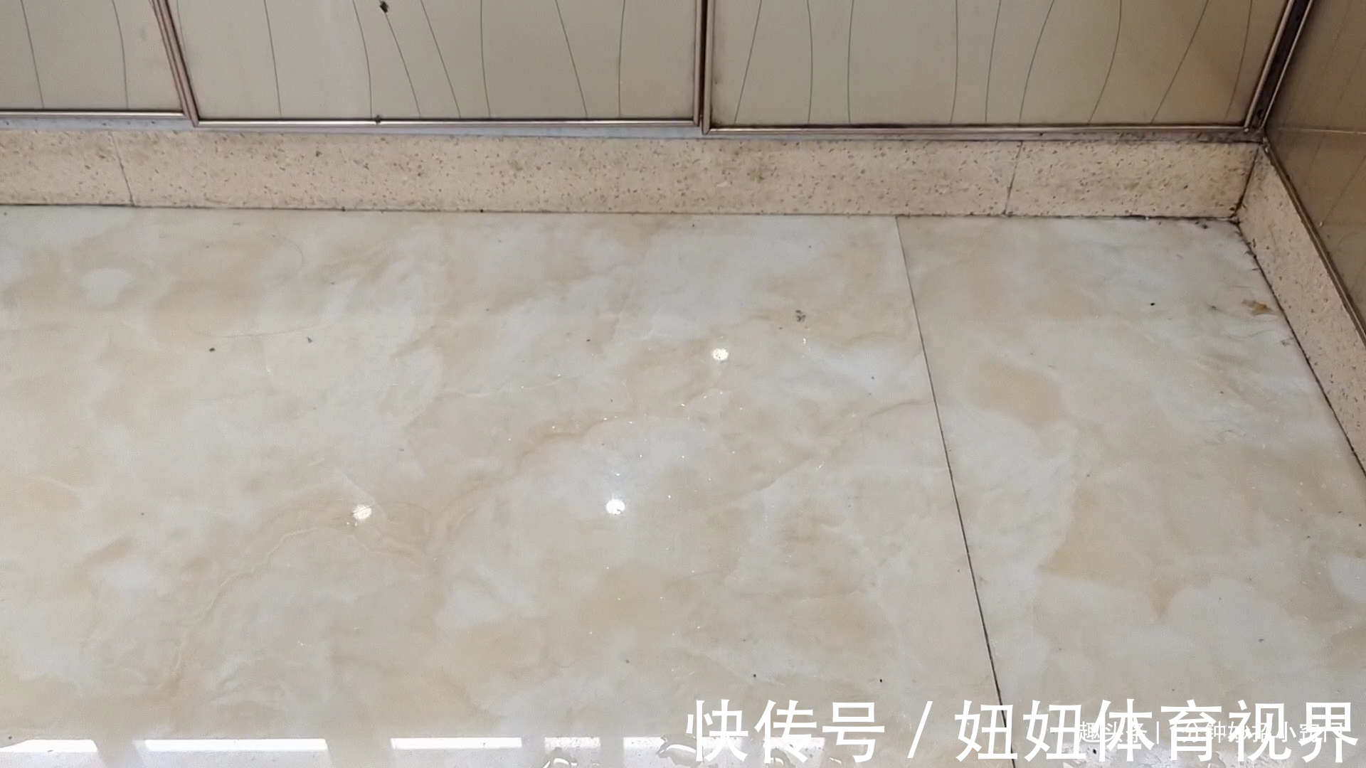 白醋|清水拖地等于白拖,在水里倒一点,拖完干净不落灰,方法太实用