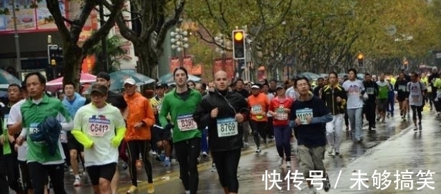 小石子|马拉松时被子弹击中头部，他误以为是石头，顶着“大包”跑完全程