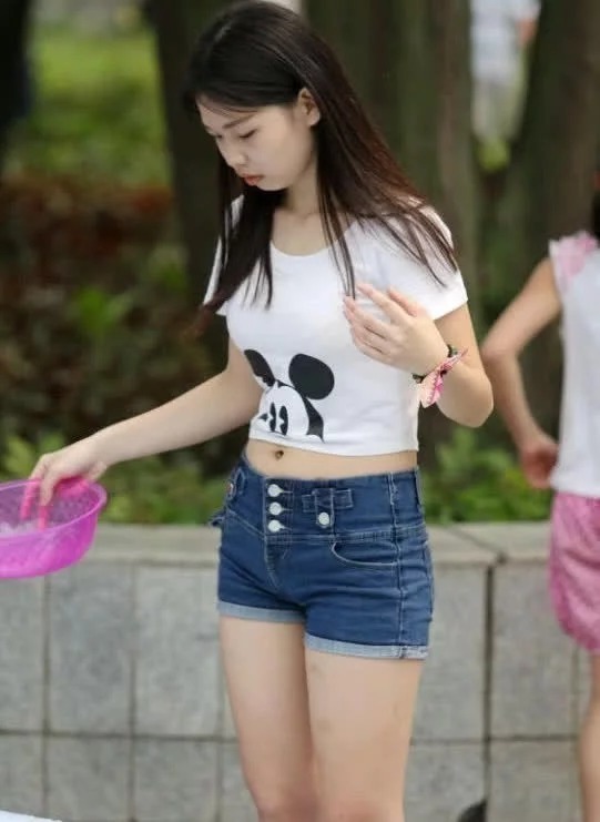 街拍:小姐姐搭配非常简单,戴了一副墨镜,显得很有范儿