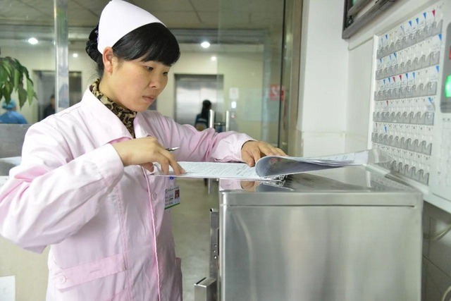 护士|给孩子取名“俊凡”,护士写出生证时错写一笔,爸爸不气反乐