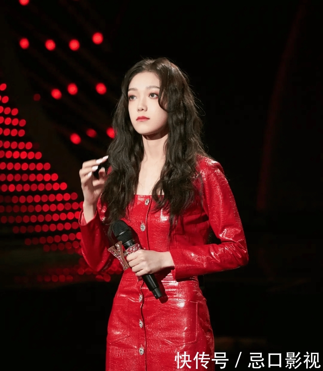 新生代最火的女艺人,除了杨超越、虞书欣以外,还有张艺凡和这两位