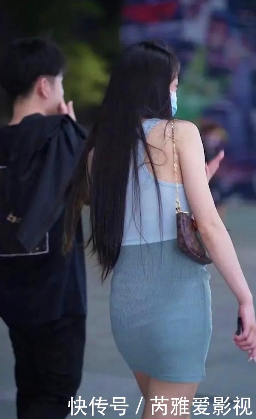 包臀短裙|浅蓝色吊带背心搭配深蓝色包臀裙，清新淡雅，水晶鞋更显灵动！