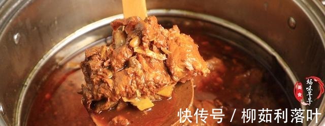 酱大骨头的家常做法,配料和做法毫无保留,肉香软烂特别解馋!