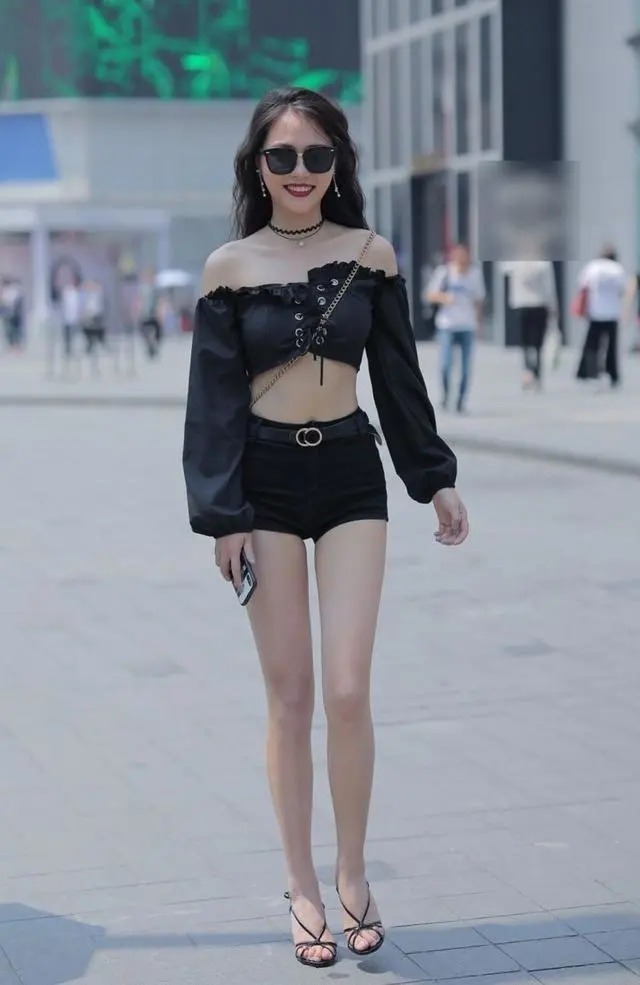 装扮 小姐姐简约风格装扮出的自然美感,给人一种靓丽的感觉