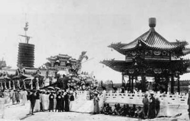 真实|清朝灭亡前老照片：百姓下棋引人围观，图5是满族少女真实长相！