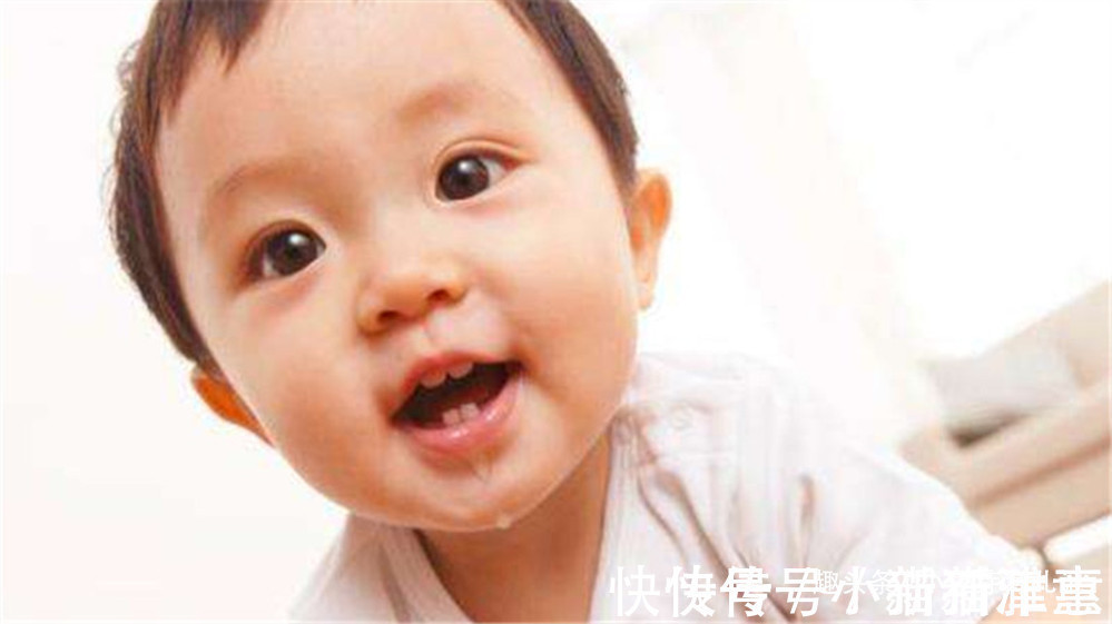 辅食|宝宝8个月还没长牙，不要只想着补钙，这四种情况也影响长牙早晚