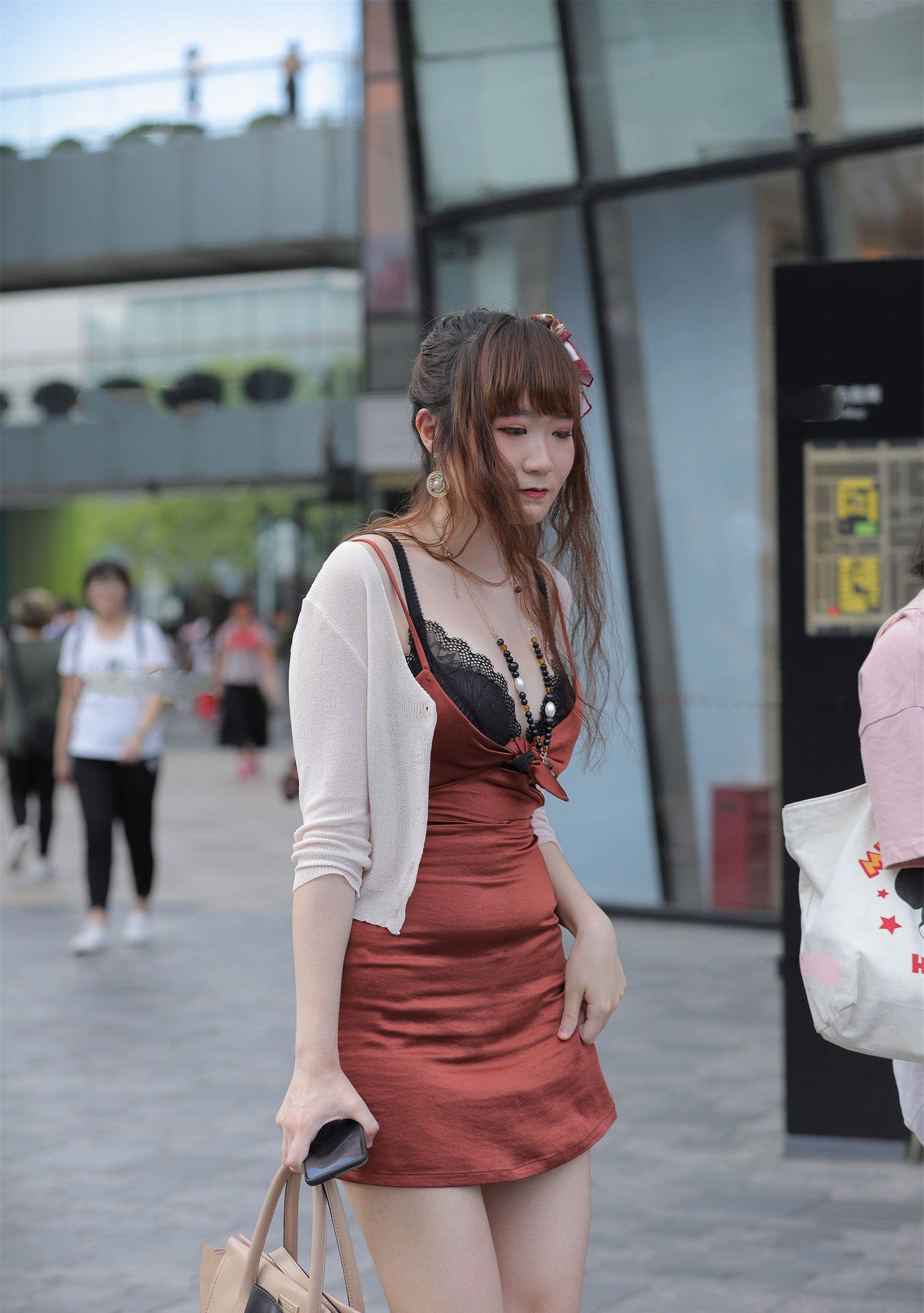 连衣裙|红色丝质面料的大v领连衣裙，外搭一件开衫，时尚又不失温婉气质