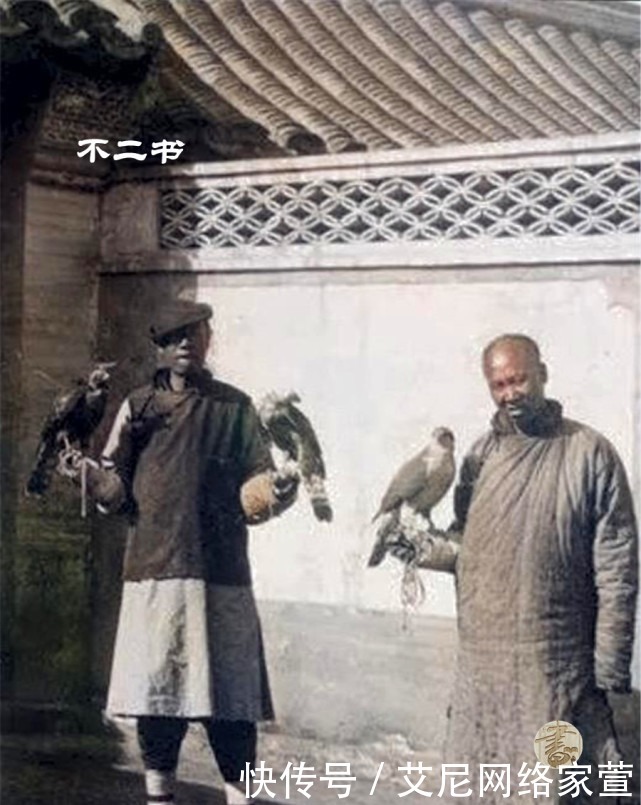 时期|清末上色老照片:镜头下真实的八旗子弟,遛鸟、吸大烟、喝花酒