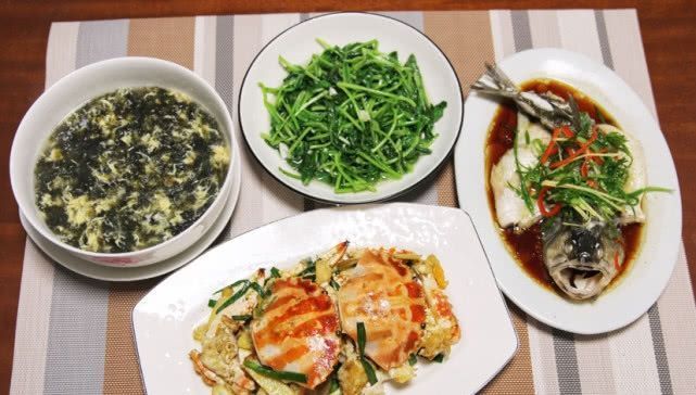 不想|每餐都有三菜一汤,朋友看到后说,没一个辣的菜,一看就不想吃