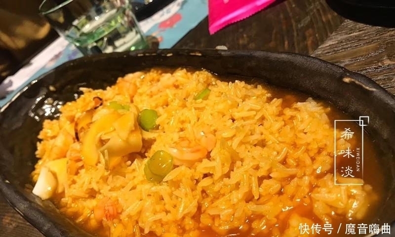 周末邻居请下馆子,摆满一桌,全是特色菜,老公:点菜有水平!