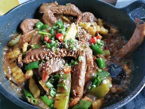 韩国游客在中国,这应该是穷人吃的吧中国网友这个不便宜