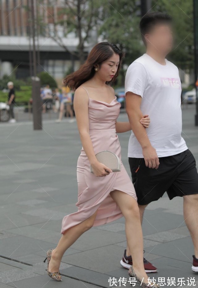 尼龙类 粉色裹身裙乍一看以为是“袈裟”,搭配彩色珍珠高跟鞋时尚感满满