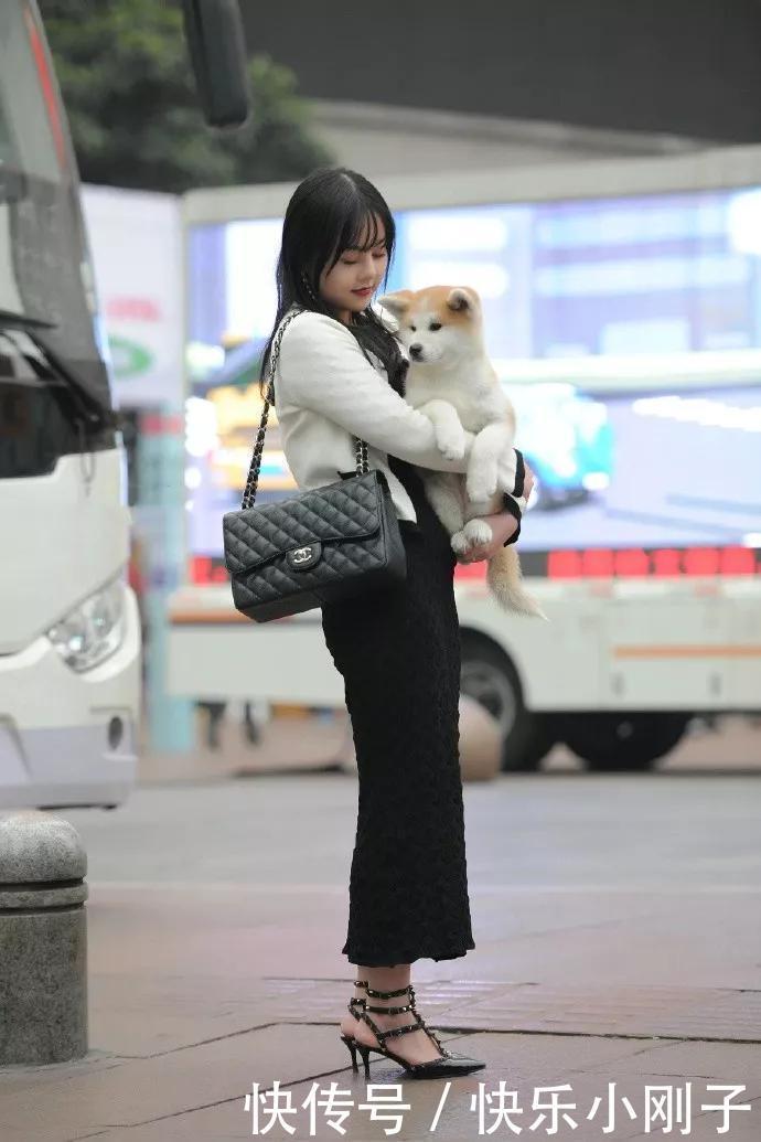 美女搭配上一双透明的一字带高跟凉鞋，够凸显出她身上无限的魅力