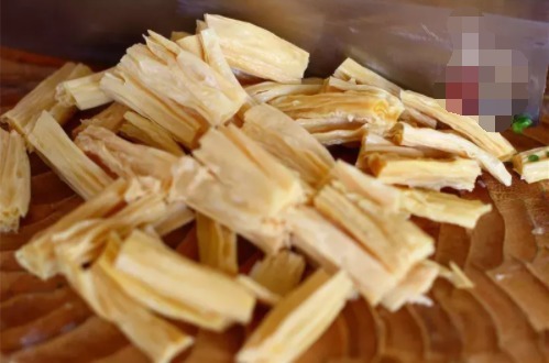 阵阵飘香的蒜香腐竹烧肉,吃过一次就忘不了