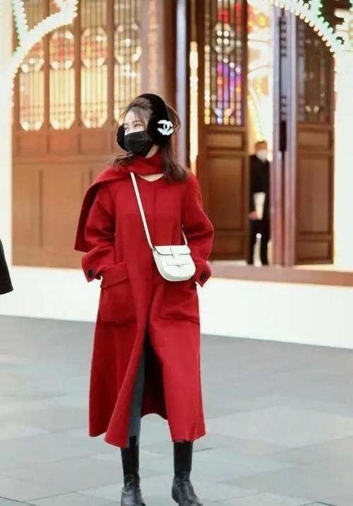 现在流行把“大衣”当成裙子穿，学会这几种组合，保暖时尚一手抓