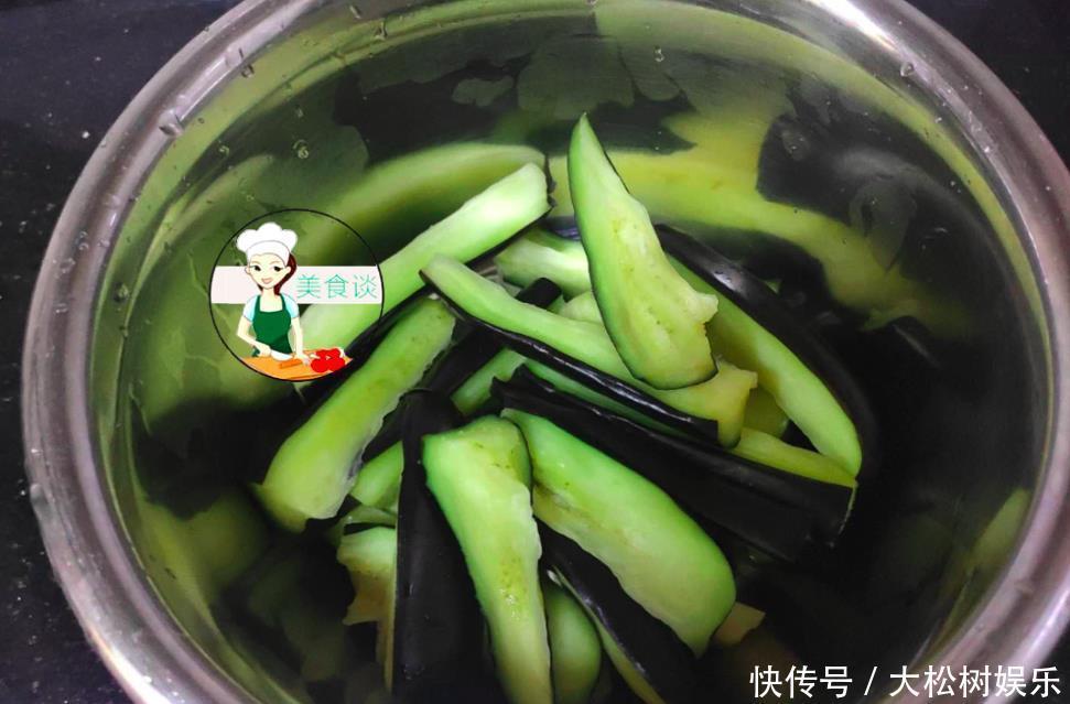 炒茄子时,切完别直接炒!多加1步骤,茄子香软不吸油,超级入味