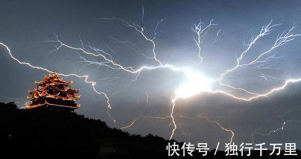 大战!故事:雷雨天,道士上山,和一条蛟龙大战一场