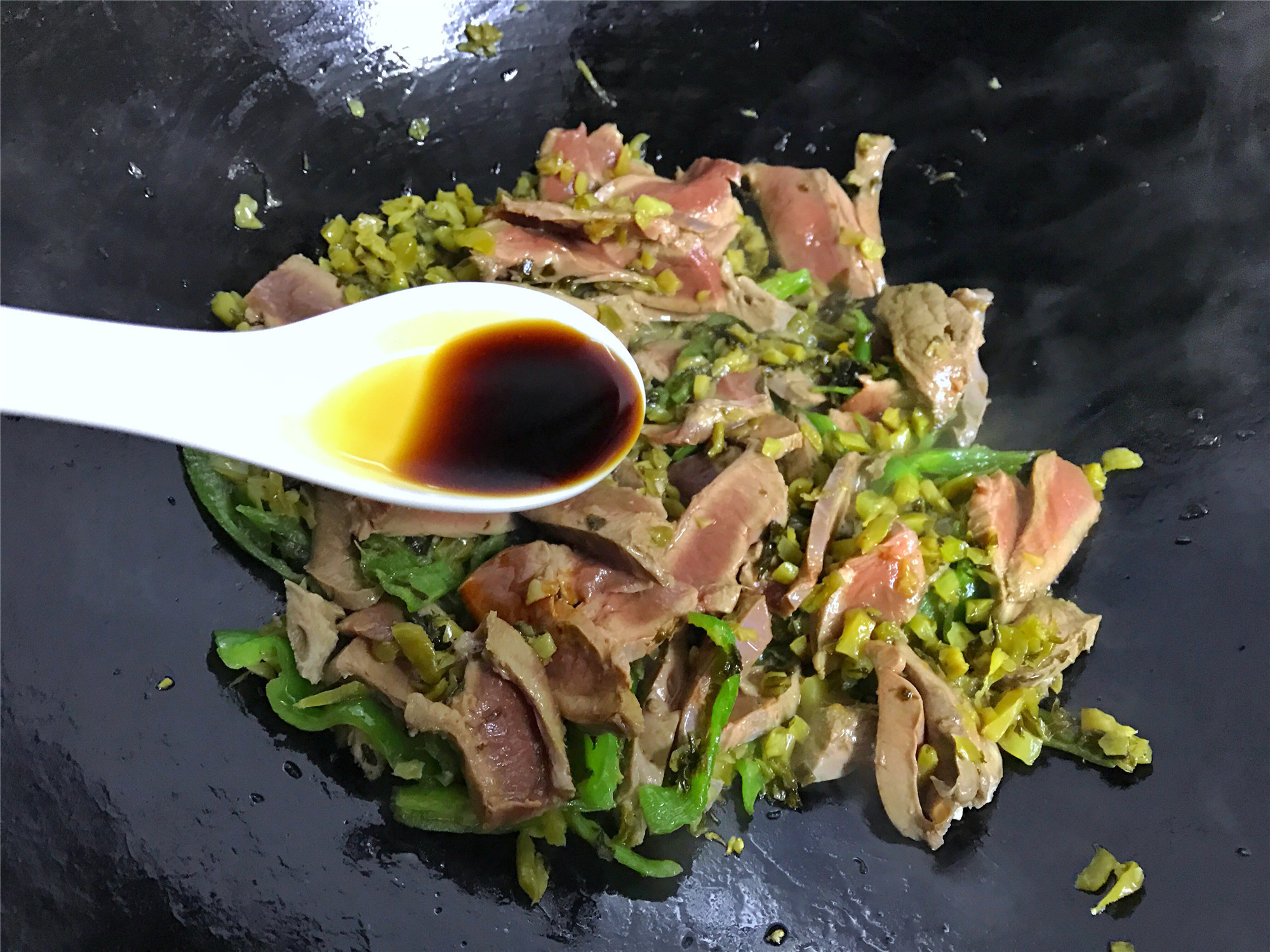 睡眠不好的人要多吃此菜，2分钟教你做，香辣开胃没腥味，超下饭