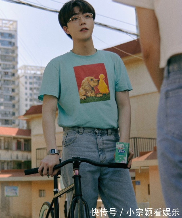 休閑服|陳立農(nóng)活動(dòng)造型，白色玫瑰印花套裝顯干凈氣質(zhì)，展現(xiàn)青春少年模樣