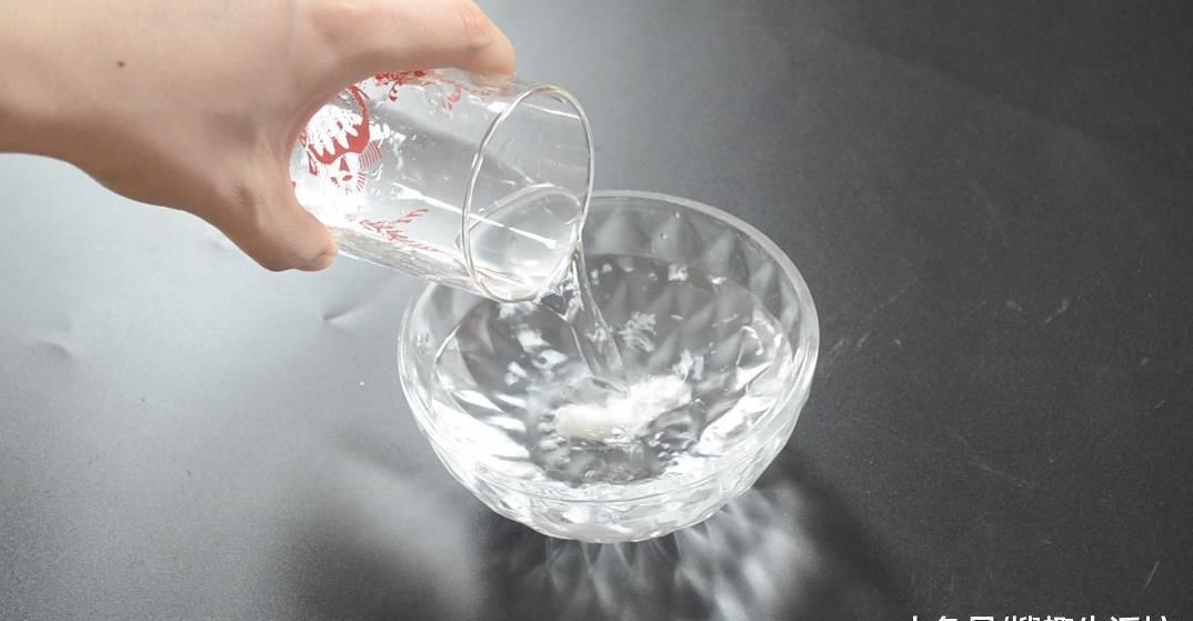 酒精和牙膏混合在一起, 没想到还有这3大妙用, 简直太实用了