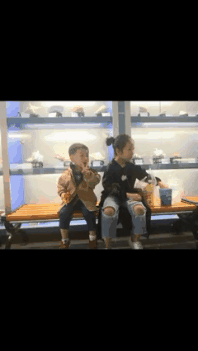 |搞笑GIF段子：不是说女追男隔层纸吗？这也太好追了吧，哈哈哈哈