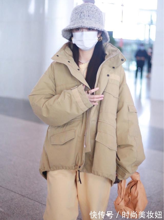 亮色系|徐璐真懂时髦穿搭,烂大街的羽绒服配运动套装,高级又洋气