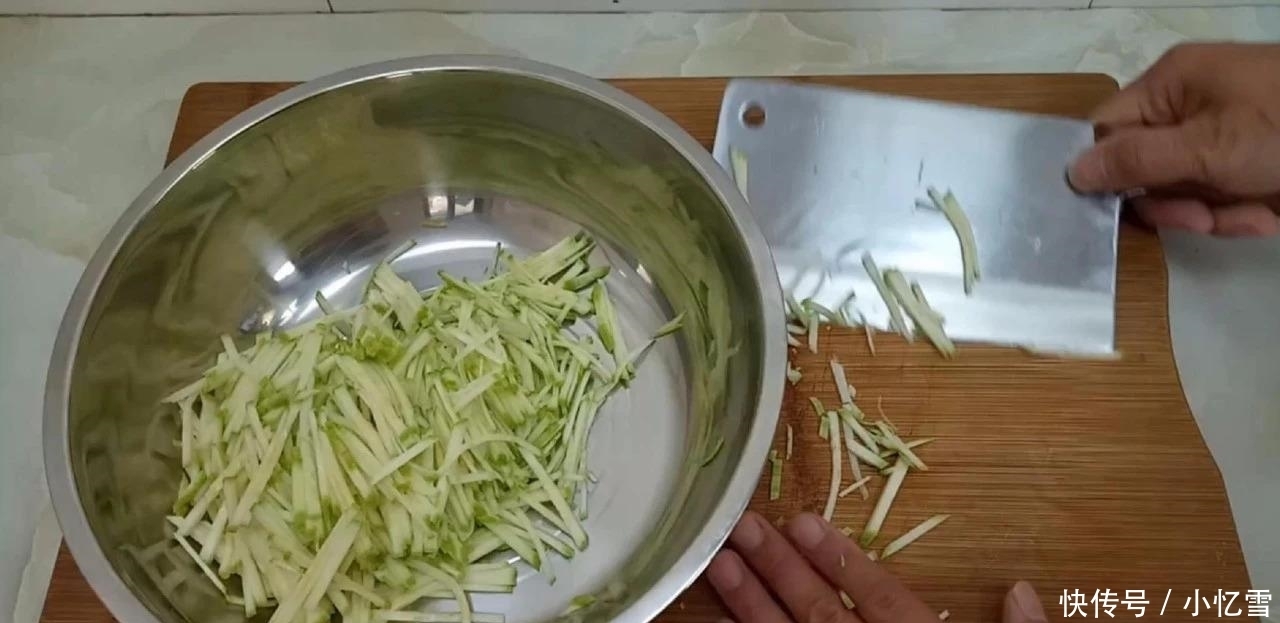 西葫芦|早餐又出新吃法, 不用和面, 做出来比鸡蛋饼都好吃, 好吃到流口水