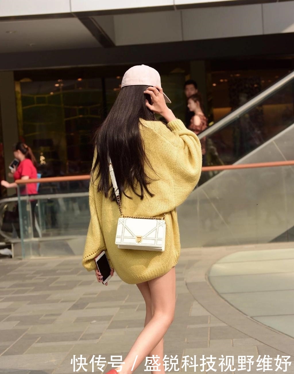 裤子|贵妇穿衣图“清凉”,衣服太宽裤子都省了,远看以为光着腿