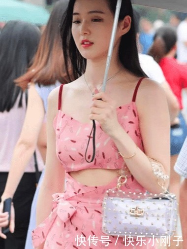 清新脱俗的姐姐,一袭粉色吊带裙装,不染烟火的美丽