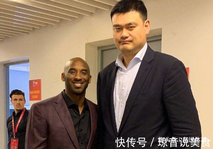 姚明合影|和姚明合影有讲究科比在姚明身边也“娇小”,杨幂的姿势很合理