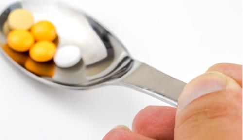 服药|这些用药误区，请高血压患者别再做了，否则脑出血等病就会找上门