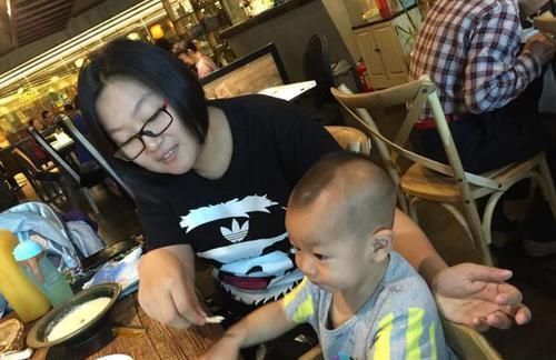 邻桌|熊孩子朝邻桌火锅吐口水,邻桌的反击大快人心,路人:就该这么治