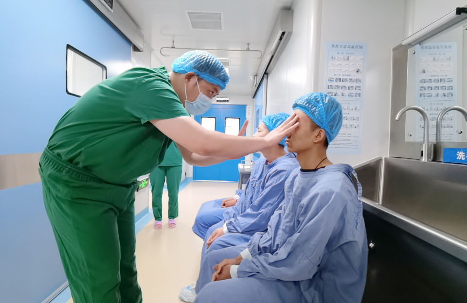 聊城|聊城：高考后准大学生扎堆摘镜，近视矫正手术迎来高峰