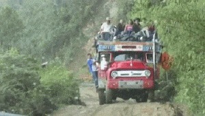 |搞笑GIF：小伙子，这就是嘚瑟的后果，这一下腰估计要废了