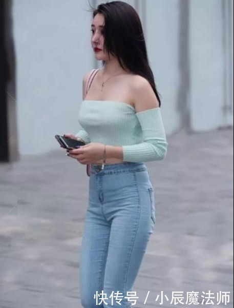 喇叭裤，时尚拉风，穿出了美女个率真的美