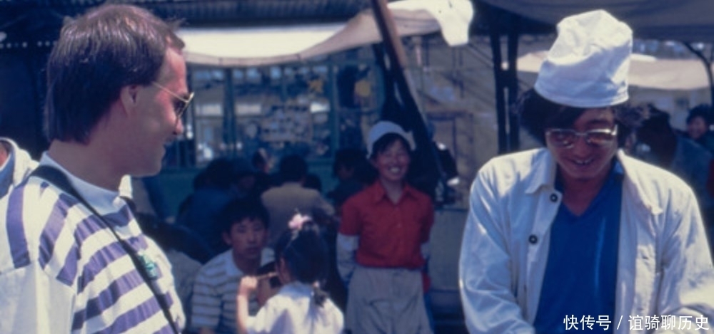 早上没吃饭,现在有点饿?80年代的各色小吃摊了解一下