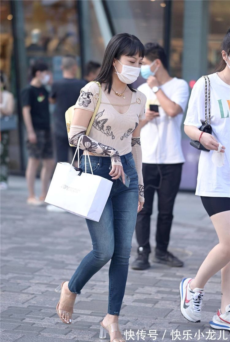 瑜伽裤 搭配淡色的修身半袖,衣服掖在牛仔裤子里面,烘托身体比例