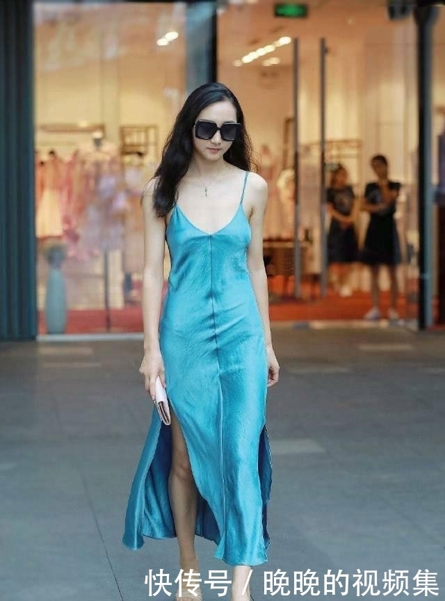 身穿红色低v领长裙的美女好性感,移不开眼