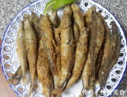 炸鱼时,用面粉还是淀粉?都不对!教你正确做法,酥脆鲜嫩特别香