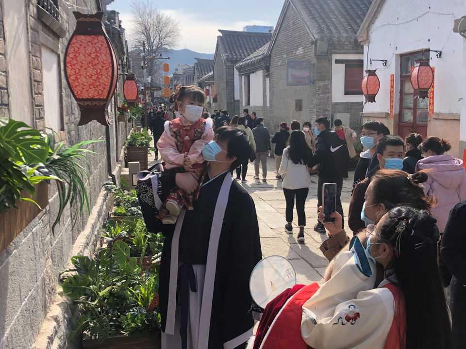 远行|就地过年！烟台朝阳所城街区人流爆满成打卡新地标，每天限流管控