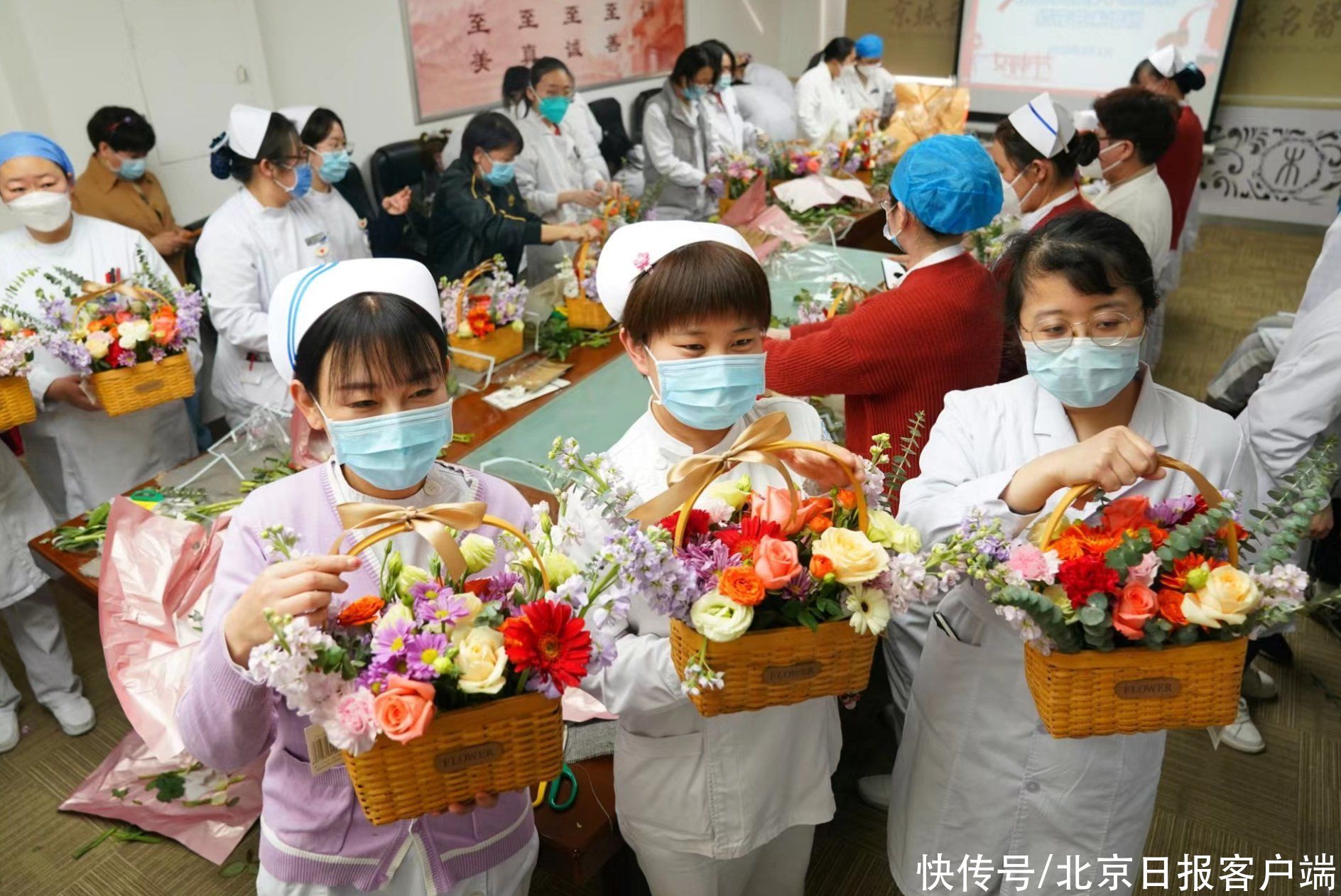 “女神节”前夕，白衣天使变身花仙子