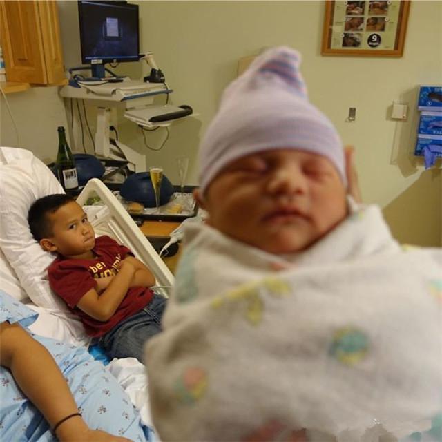 女大学生回家,发现父母偷偷生下二胎,第一反应彰显满满的求生欲