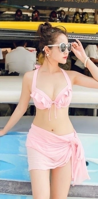 时尚 身材匀称的泳衣美女,绽放年轻的光彩,增添精致感