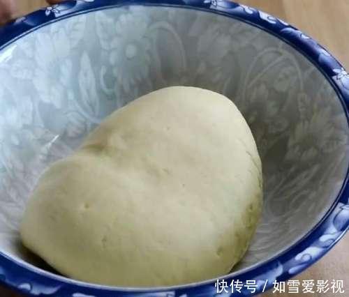 蓬松|面包还在买着吃吗在家用饼铛就能做,蓬松拉丝又香甜,特别简单