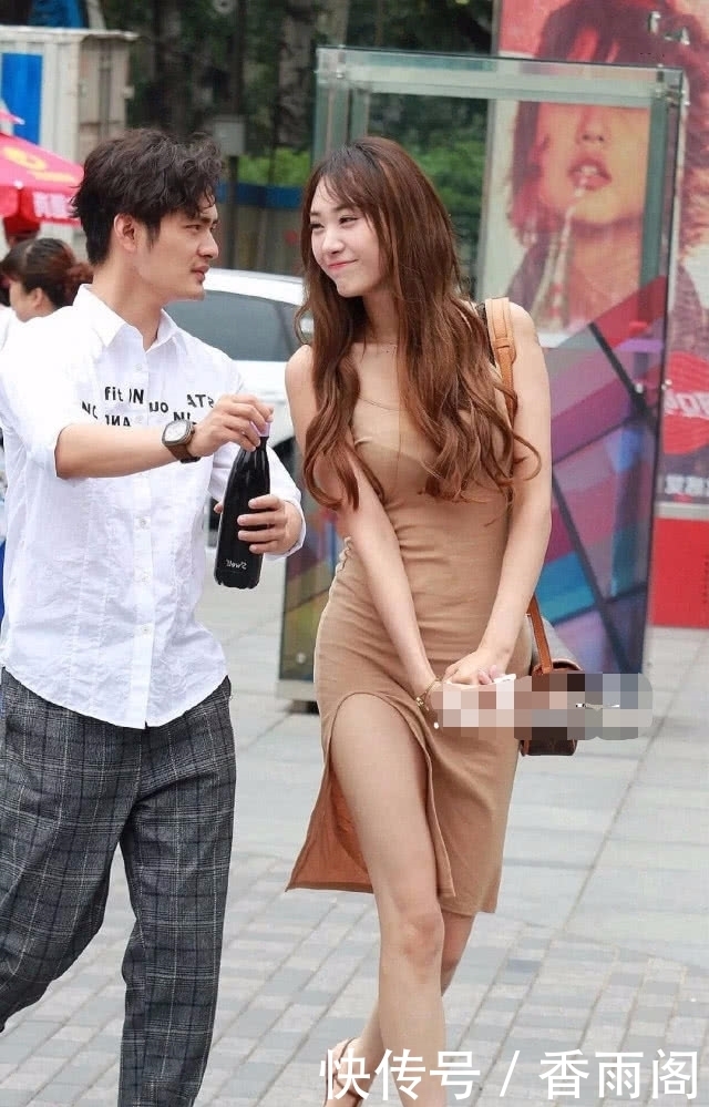 婉约轻盈的连衣裙穿出窈窕好身姿,尽显女性的优雅韵味