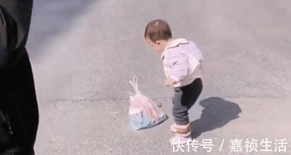 屁颠|“最抠门宝宝”捡钱火了,果然“财迷”是不分年龄大小的