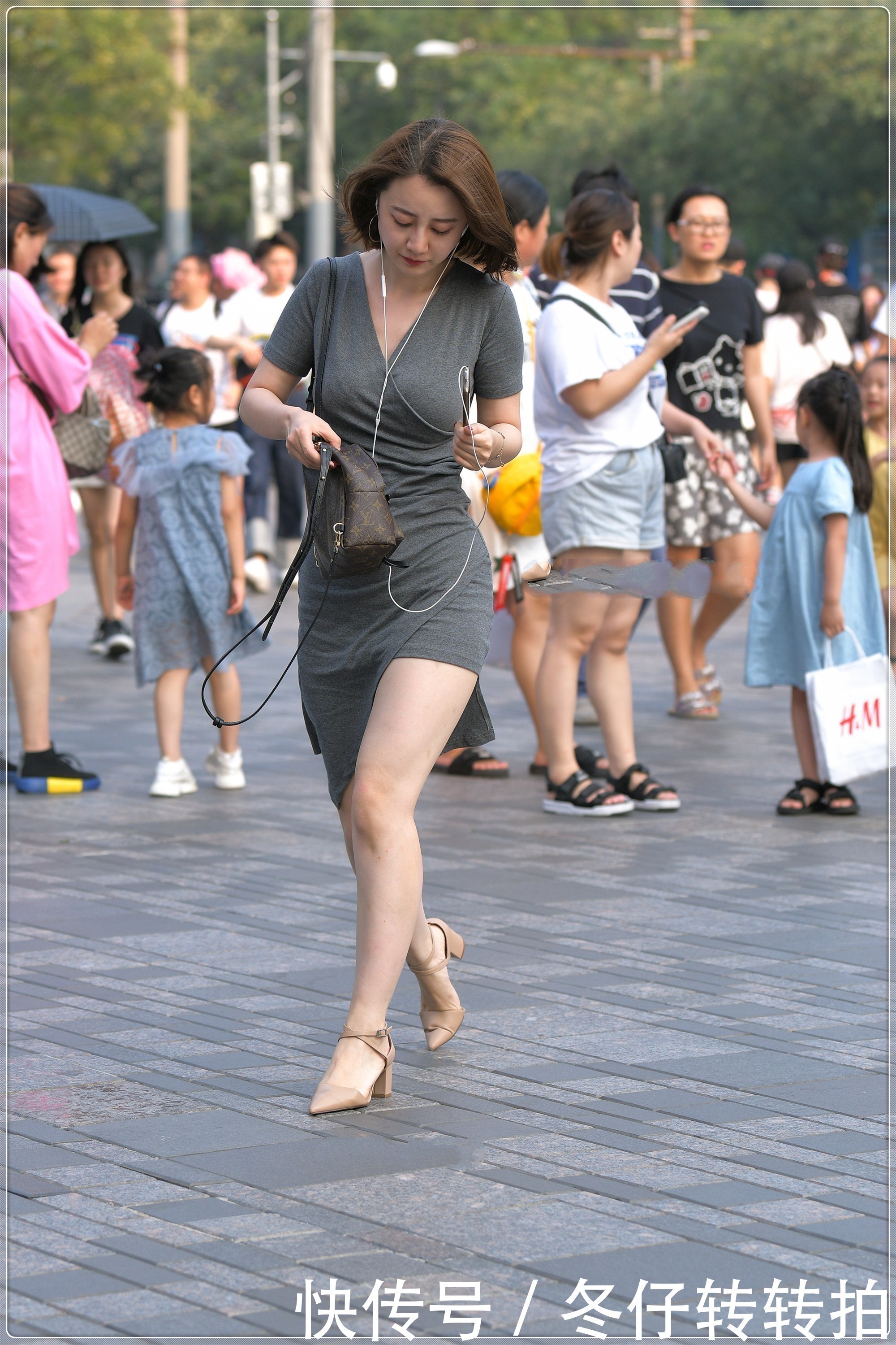 莫代尔 灰色V领修身连衣裙搭配浅棕尖角鞋,低调内敛,质感十足