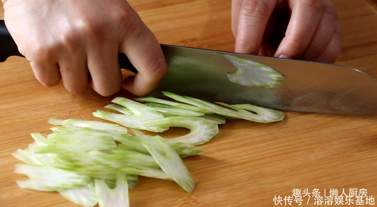 凉拌|夏天最爱吃的凉拌菜,2根芹菜,一点大蛏王,教你做一盘凉拌蛏子