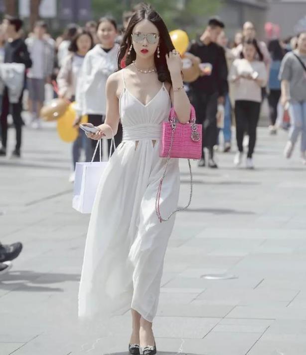 街拍:小姐姐笑容甜美,身材高挑,时尚感爆棚